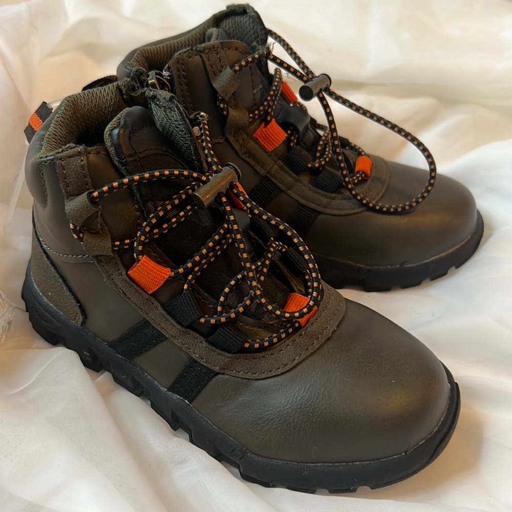 Kids Sz8 Boots NWOT